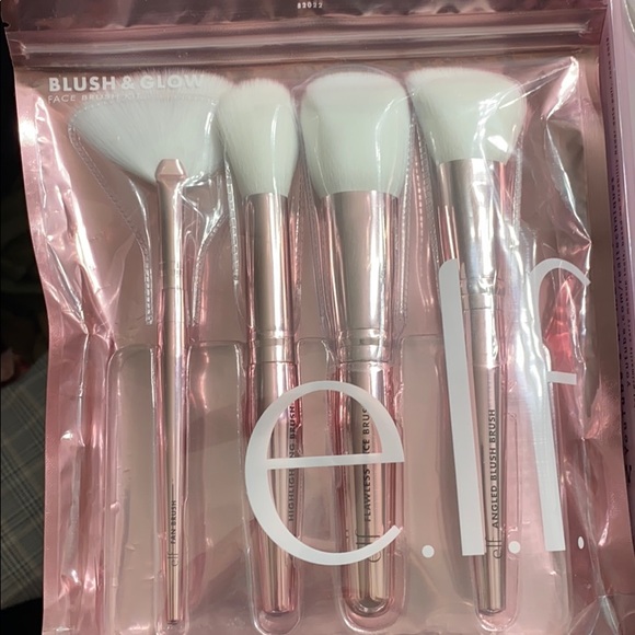 New Real Techniques/Elf Makeup Brushes & Sponge - Picture 2 of 3